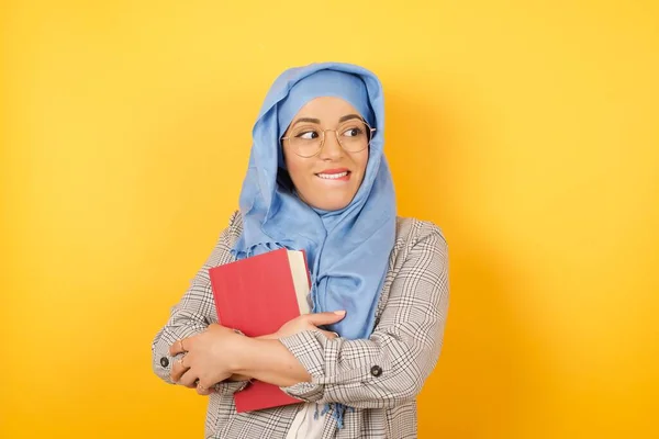Sonhador Jovem Muçulmano Mulher Vestindo Hijab Com Expressão Pensativa Olha — Fotografia de Stock