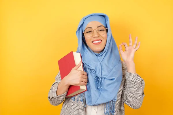 Χαίρομαι Ελκυστική Νεαρή Μουσουλμάνα Γυναίκα Φορώντας Χιτζάμπ Δείχνει Σημάδι Εκφράζει — Φωτογραφία Αρχείου