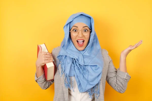 Πορτρέτο Της Νεαρής Μουσουλμάνα Γυναίκα Φορώντας Hijab Κρατώντας Βιβλίο Κοιτάζει — Φωτογραφία Αρχείου