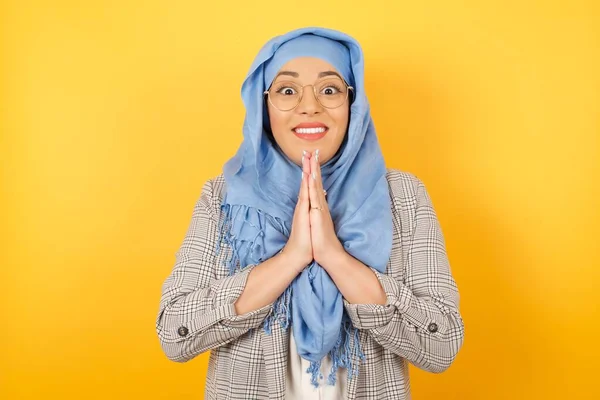 Horizontaal Portret Van Jonge Moslimvrouw Draagt Hijab Houdt Handpalmen Bij — Stockfoto