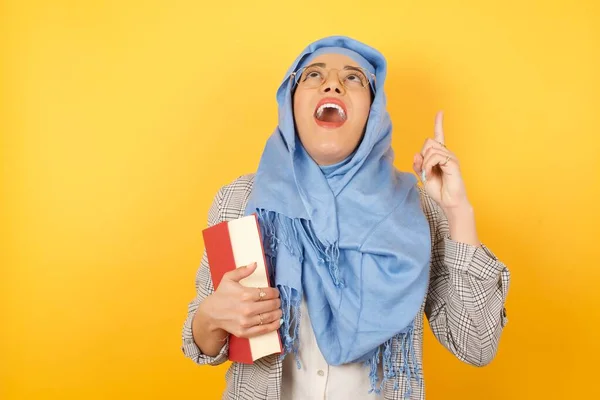 Γοητευτική Ανέμελη Νεαρή Μουσουλμάνα Γυναίκα Φορώντας Χιτζάμπ Θετική Έκφραση Δείχνει — Φωτογραφία Αρχείου
