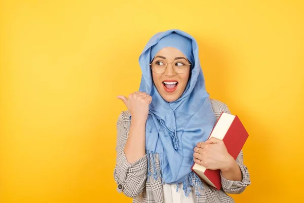 Έννοια Omg Stupefied Νεαρή Μουσουλμάνα Γυναίκα Φορώντας Hijab Κρατώντας Βιβλίο — Φωτογραφία Αρχείου