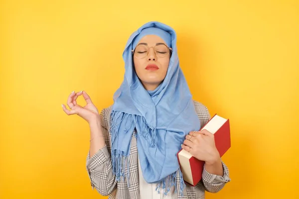 Διαλογισμός Θρησκεία Και Πνευματικές Πρακτικές Όμορφη Νεαρή Μουσουλμάνα Γυναίκα Φορώντας — Φωτογραφία Αρχείου