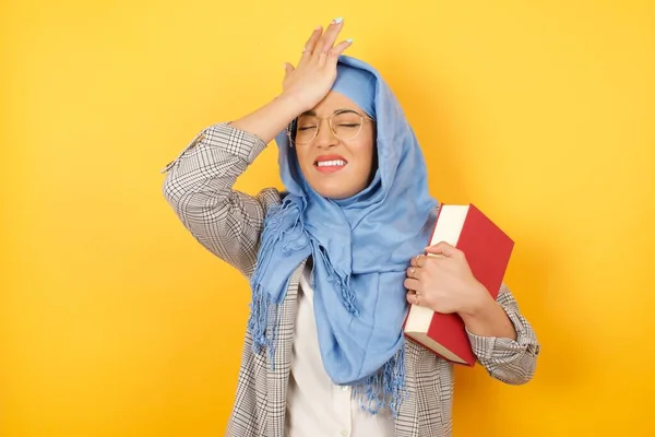 Εξοργισμένη Νεαρή Μουσουλμάνα Που Φοράει Χιτζάμπ Κρατά Χέρι Στο Κεφάλι — Φωτογραφία Αρχείου