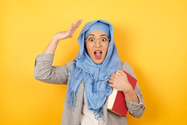 Retrato Bela Jovem Muçulmana Vestindo Hijab Feminino Segurando Livro Olha — Fotografia de Stock