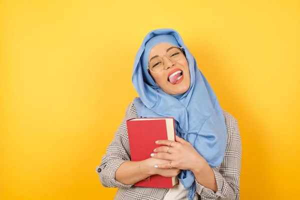 Mulher Muçulmana Jovem Bonita Usando Hijab Segurando Livro Com Rosto — Fotografia de Stock