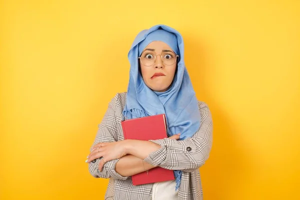 Izolovaný Portrét Stylové Mladé Muslimské Ženy Sobě Hidžáb Kousání Úst — Stock fotografie