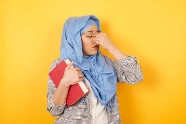 非常に動揺し 魅力的で 素敵な若いイスラム教徒の女性は 閉じた目の間にヒジャーブを身に着けている 泣きたい ストレスの多い関係を持っている 疲れている 仕事で問題を抱えている — ストック写真