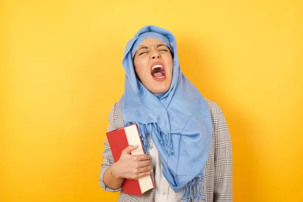 Stressful Young Muslim Woman Wearing Hijab Screams Panic Closes Eyes — Stock Photo, Image