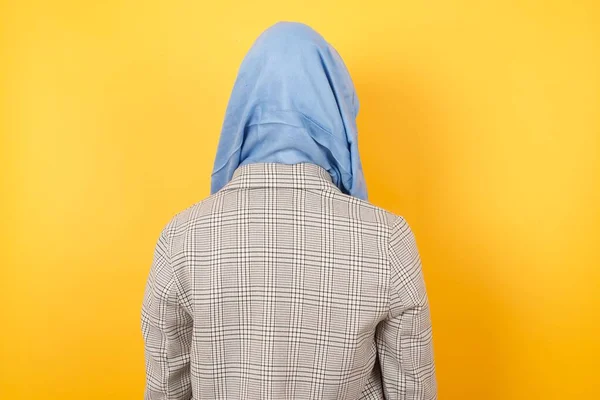 Visão Traseira Uma Jovem Muçulmana Vestindo Hijab Contra Parede Estúdio — Fotografia de Stock