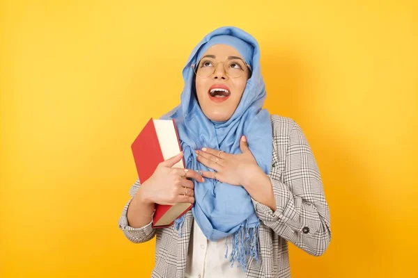 Happy Business Muslim Woman Wearing Hijab Standing Smiling Isolated Studio — Stock Photo, Image