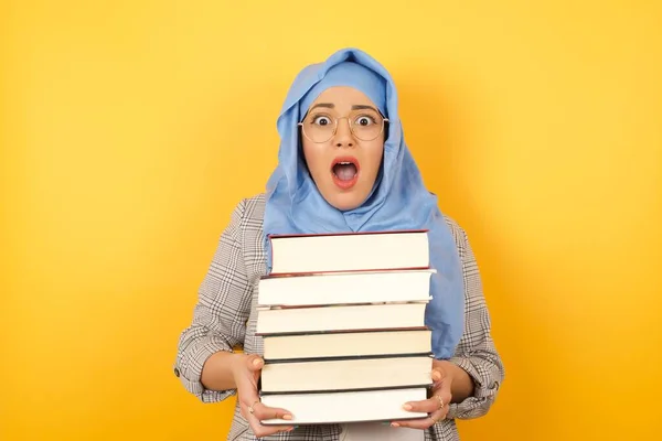 Portret Van Emotioneel Verrast Jonge Moslim Vrouw Dragen Hijab Het — Stockfoto