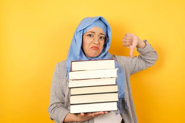 Junge Muslimische Frau Trägt Hijab Mit Büchern Mit Gesenktem Daumen — Stockfoto