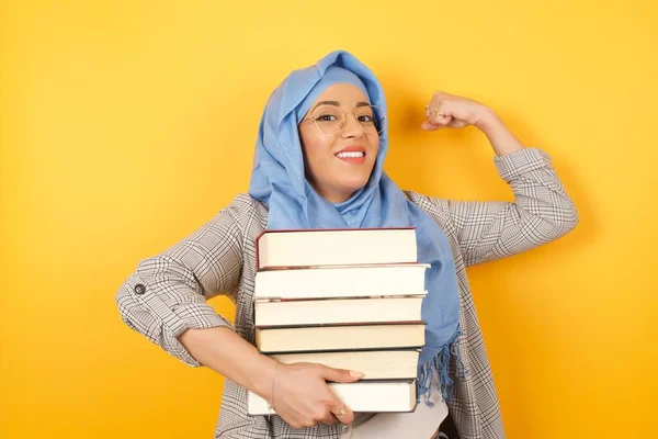 Νεαρή Μουσουλμάνα Γυναίκα Φορώντας Μαντίλα Βιβλία Είναι Ισχυρή — Φωτογραφία Αρχείου