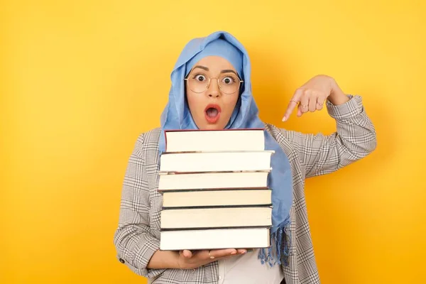 Jonge Moslim Vrouw Draagt Hijab Wijzende Boeken — Stockfoto