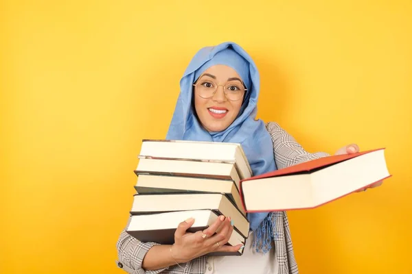 Giovane Donna Musulmana Che Indossa Hijab Con Libri — Foto Stock