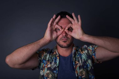 Neşeli, heyecanlı, yakışıklı, beyaz bir adam, güzel jestler yapıyor.