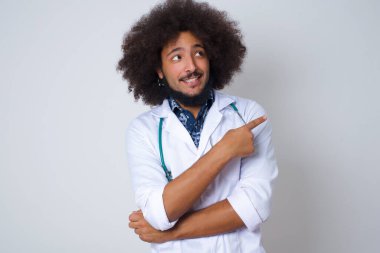 Kameraya poz veren doktor. Görünüşü aldatıcı ve el kol hareketi yapıyor. Bayan tasarımcı, işaret parmağıyla harika bir ürün sunuyor. Hareket kavramı.