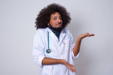 Afro-Amerikalı doktor iki eliyle tuhaf bir şey gösterip 