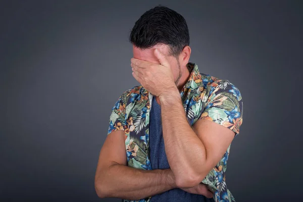 Innenporträt Eines Gutaussehenden Mannes Mit Stylischem Haarschnitt Lässiger Kleidung Mit — Stockfoto