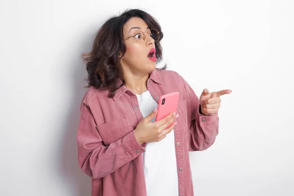 Verbaasde Jonge Latijnse Vrouw Draagt Roze Shirt Met Sterk Verbaasd — Stockfoto