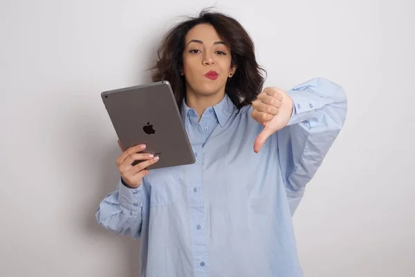 Joven Hermosa Mujer Negocios Con Camisa Azul Sobre Pared Blanca — Foto de Stock