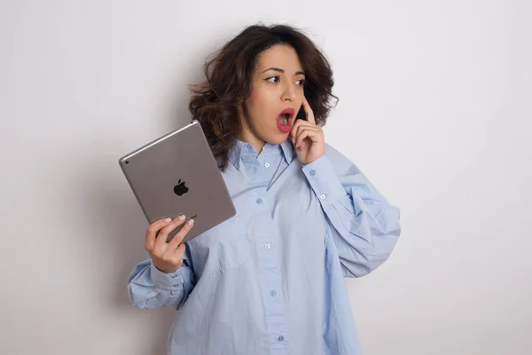 Verward Jong Mooi Zakenvrouw Dragen Blauw Shirt Witte Muur Met — Stockfoto