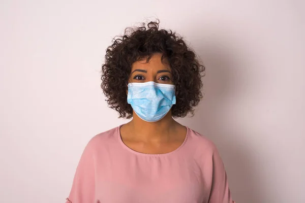 Jovem Mulher Máscara Facial Isolada Fundo Branco Proteção Contra Doenças — Fotografia de Stock