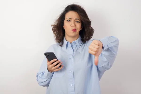 Mooie Zakenvrouw Draagt Blauw Shirt Witte Muur Met Smartphone Met — Stockfoto