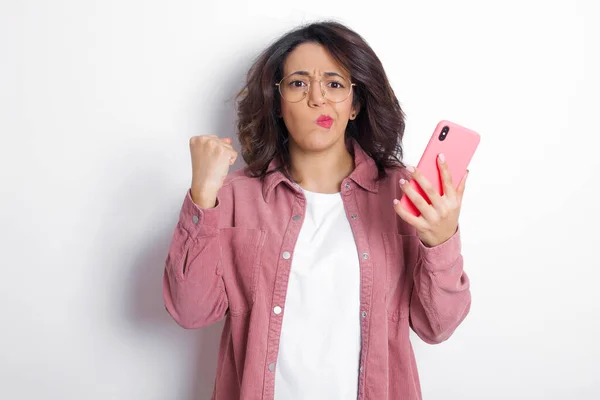 Irritada Mujer Árabe Morena Con Camisa Rosa Golpea Las Mejillas — Foto de Stock