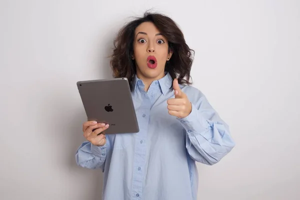 Jong Mooi Zakenvrouw Dragen Blauw Shirt Witte Muur Met Tablet — Stockfoto