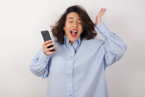 Mulher Negócios Bonita Vestindo Camisa Azul Sobre Parede Branca Com — Fotografia de Stock