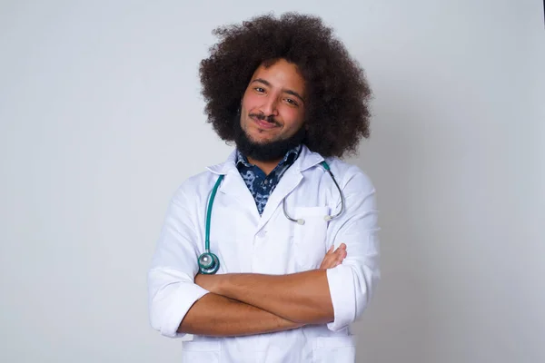 Afro Amerikan Genç Doktor Portresi Pozitif Ifadeli Kollarını Kavuşturmuş Mutlu — Stok fotoğraf