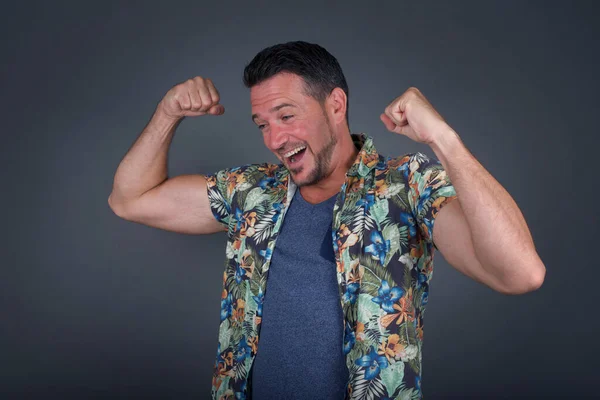 Primer Plano Retrato Hombre Caucásico Guapo Elegante Con Camisa Flores — Foto de Stock