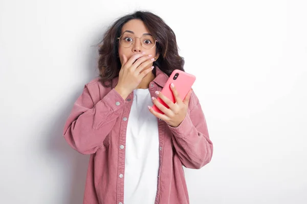 Morena Árabe Mujer Con Camisa Rosa Cubre Boca Mira Con — Foto de Stock