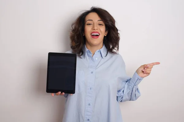 Jong Mooi Zakenvrouw Dragen Blauw Shirt Witte Muur Met Tablet — Stockfoto