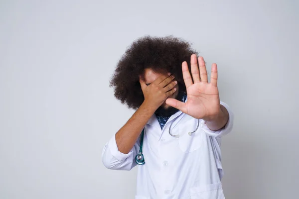 Menschen Körpersprache Junger Arzt Medizinischer Uniform Bedeckt Die Augen Mit — Stockfoto