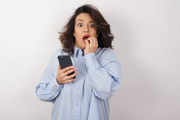 Mooie Zakenvrouw Draagt Blauw Shirt Witte Muur Met Smartphone Bang — Stockfoto