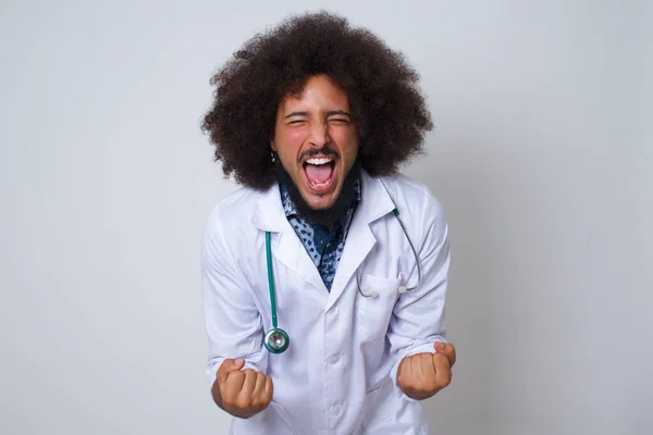 Ritratto Bellissimo Medico Afroamericano Guarda Con Eccitazione Macchina Fotografica Tiene — Foto Stock