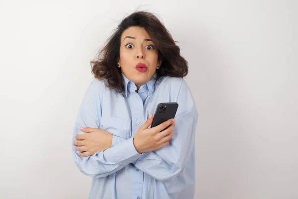 Hermosa Mujer Negocios Asustada Vistiendo Camisa Azul Sobre Pared Blanca — Foto de Stock