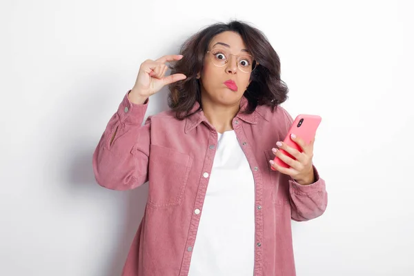 Jovem Mulher Latina Vestindo Bolsas Camisa Rosa Lábio Gestos Com — Fotografia de Stock