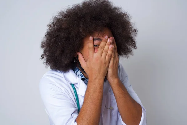 Junge Ärztin Medizinischer Uniform Die Ihr Gesicht Mit Händen Bedeckt — Stockfoto