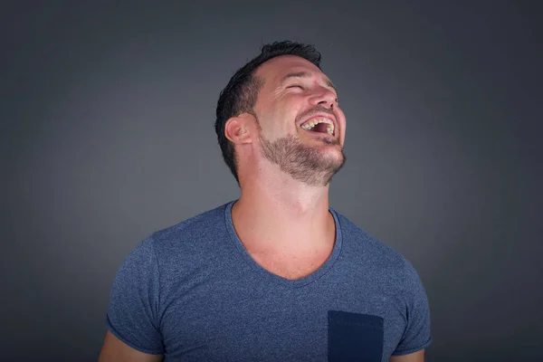 Χαρούμενος Νεαρός Καυκάσιος Άνδρας Που Φοράει Shirt Διασκεδάζοντας Και Γελώντας — Φωτογραφία Αρχείου
