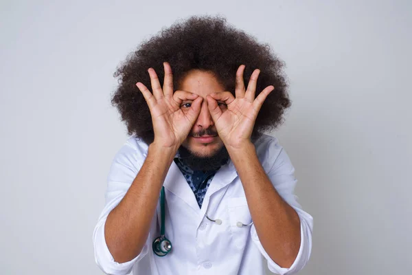 Zabawny Podekscytowany Lekarz Noszący Mundur Medyczny Ciemnymi Długimi Włosami Pokazując — Zdjęcie stockowe