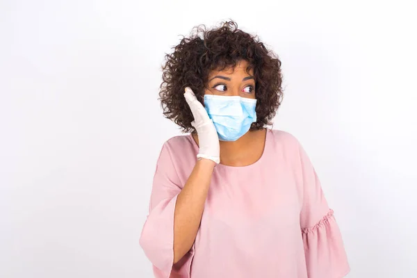 Jonge Vrouw Het Gezicht Masker Weg Kijken Geïsoleerd Witte Achtergrond — Stockfoto