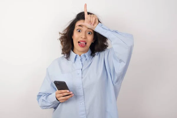 Mooie Zakenvrouw Draagt Blauw Shirt Witte Muur Met Smartphone Met — Stockfoto