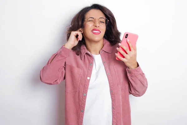 Happy Arab Woman Ignores Loud Music Plugs Ears Fingers Asks — Stock Photo, Image