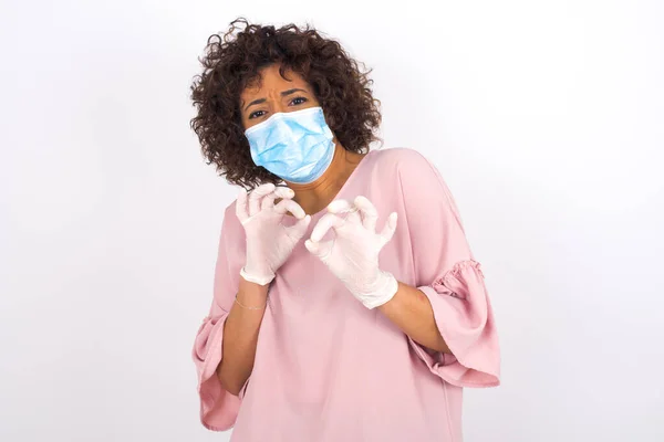 Jonge Vrouw Met Gezichtsmasker Bang Geïsoleerd Witte Achtergrond Jonge Vrouw — Stockfoto