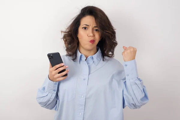 Mulher Negócios Bonita Vestindo Camisa Azul Sobre Parede Branca Com — Fotografia de Stock