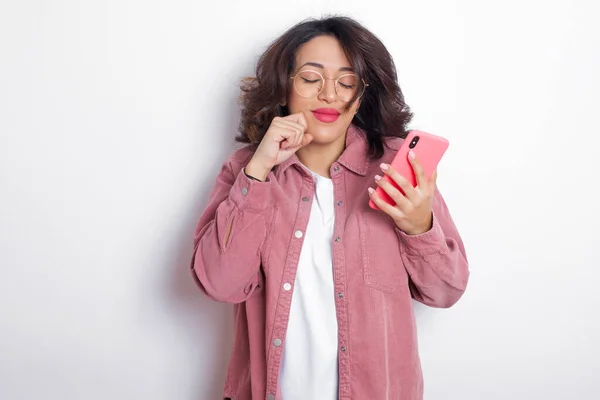 Femme Arabe Agréable Avec Les Yeux Fermés Garde Les Mains — Photo